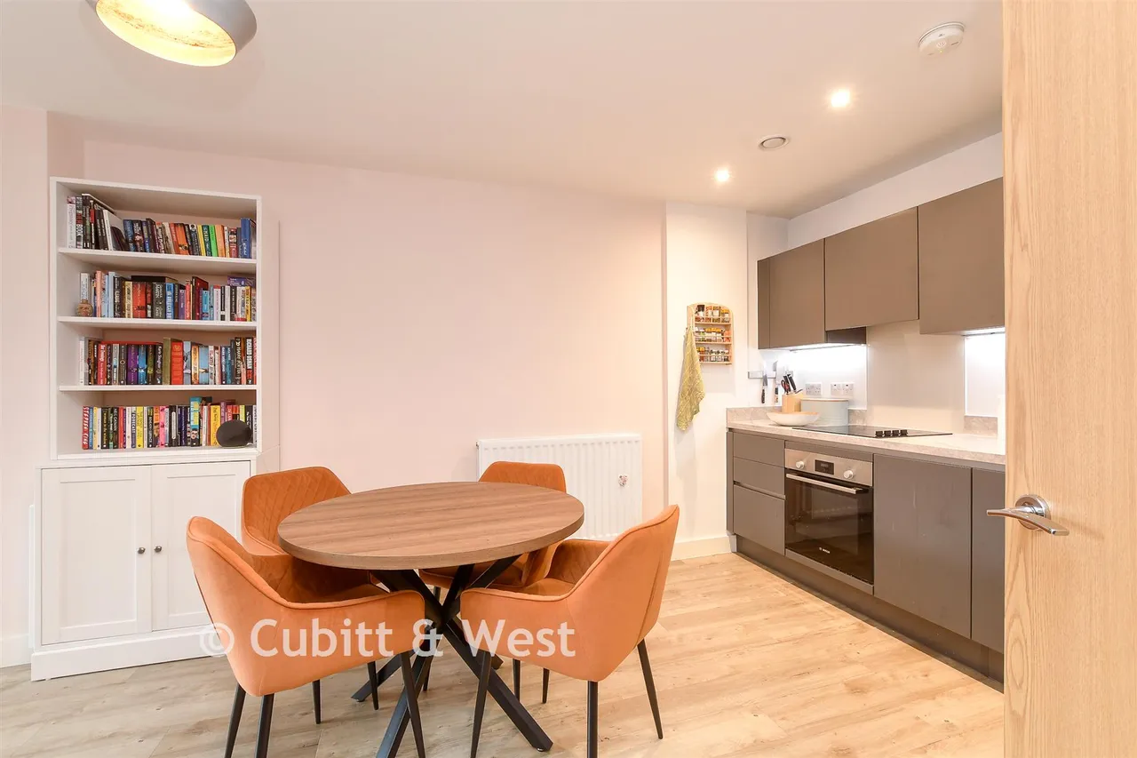 Marketfield Way, Redhill, RH1, photo 4