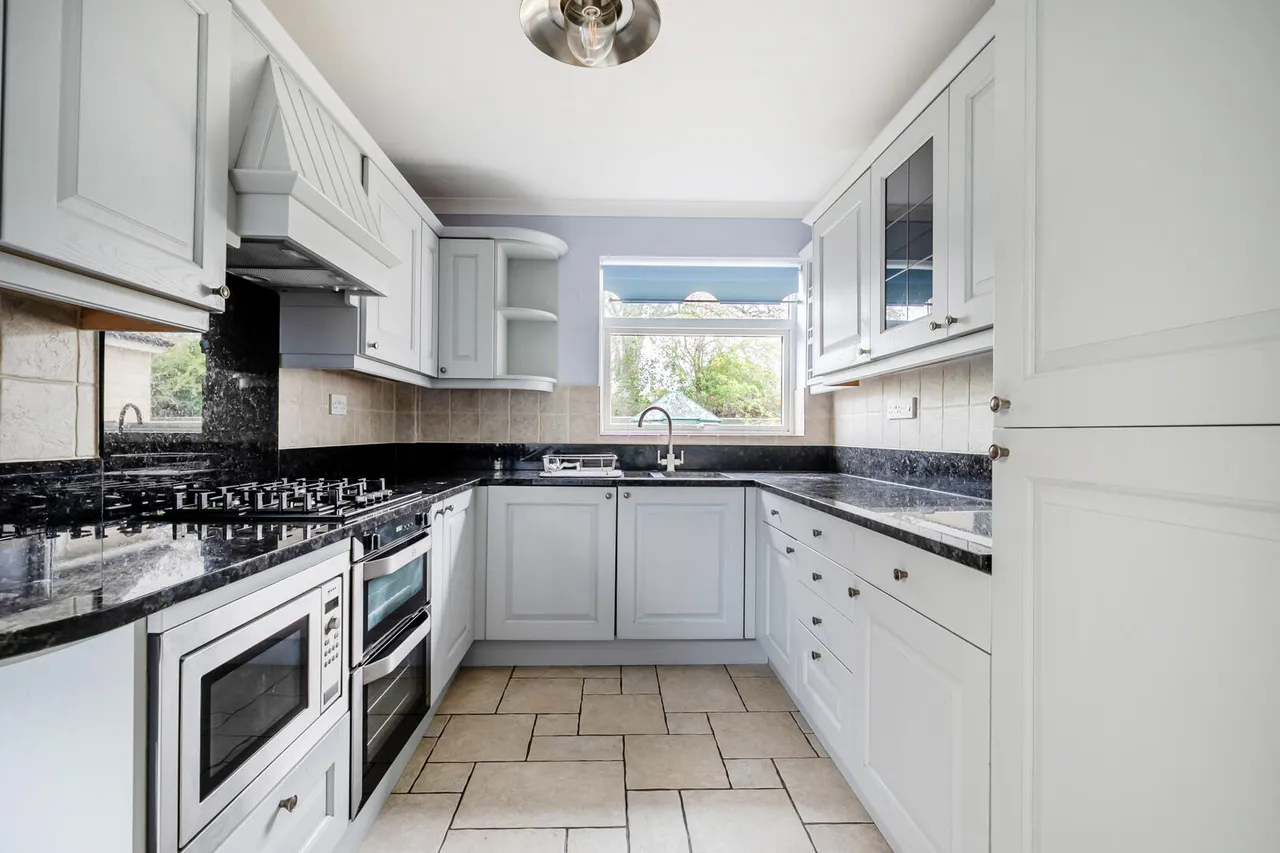 Cleveland Gardens, Trowbridge, BA14, photo 2