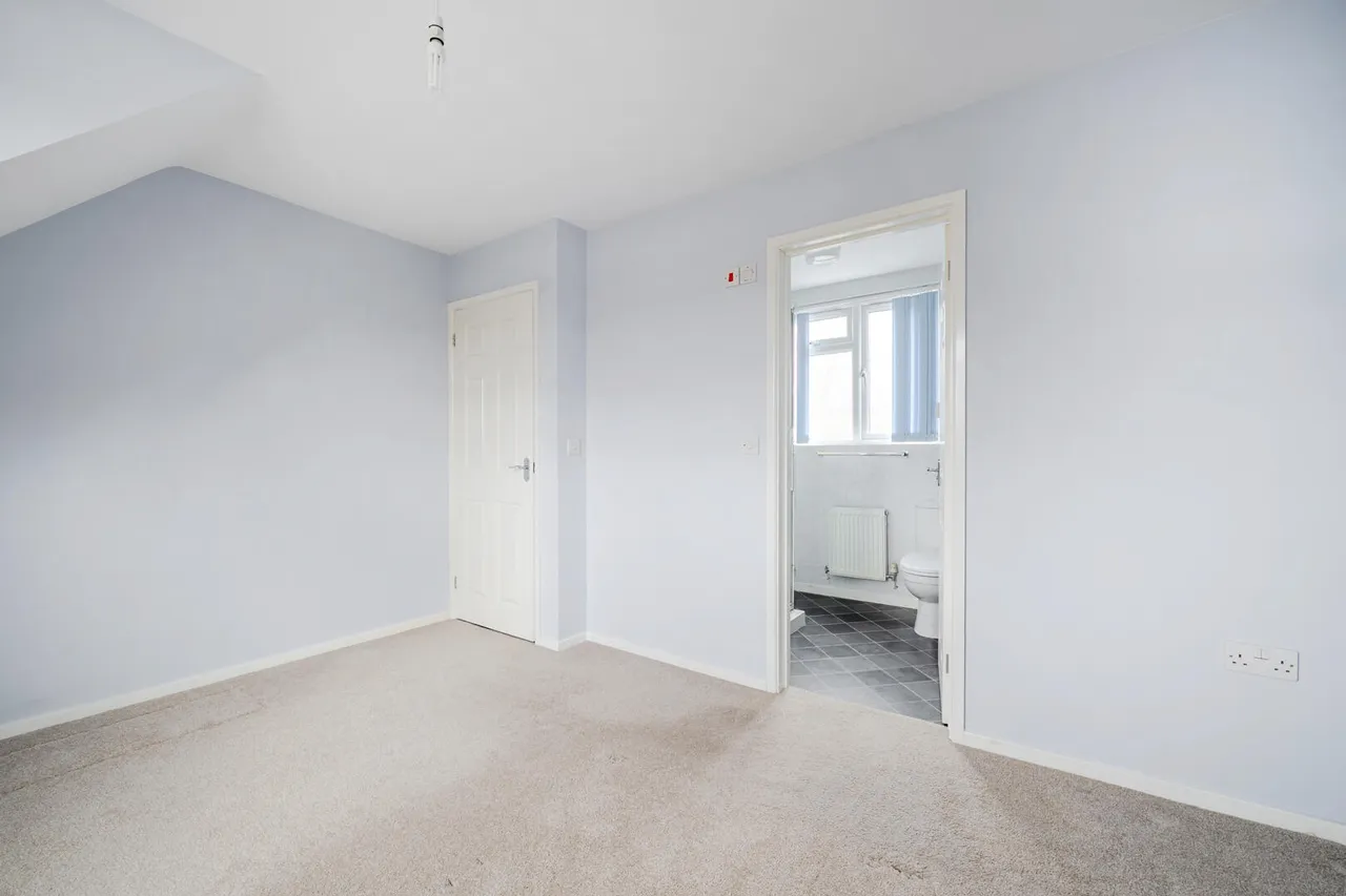 Cleveland Gardens, Trowbridge, BA14, photo 11