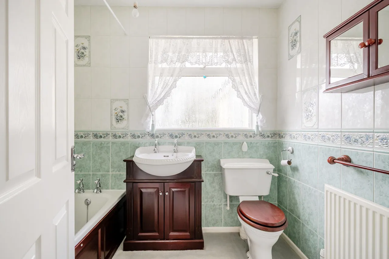 Cleveland Gardens, Trowbridge, BA14, photo 7