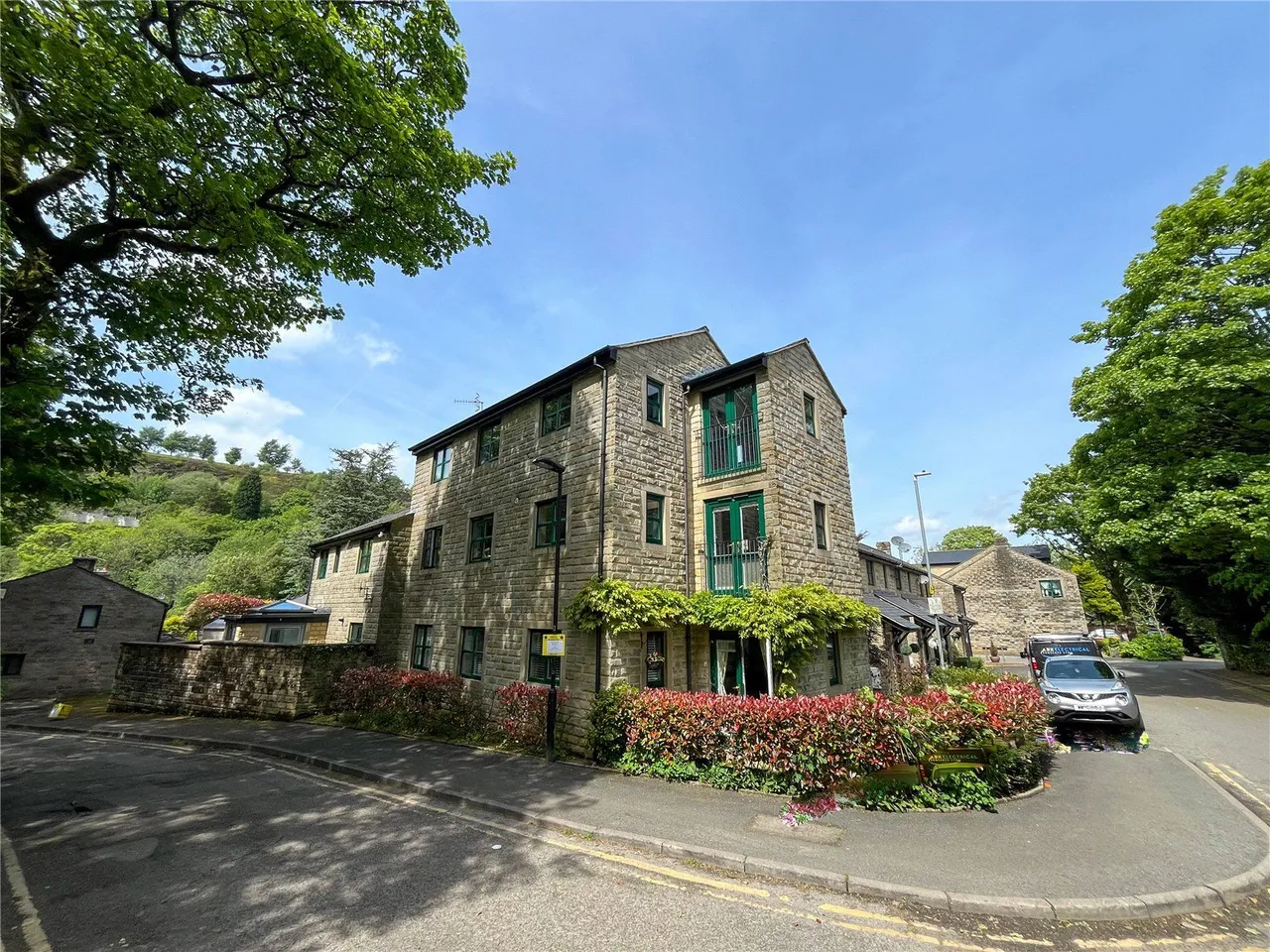 2 bed flat for sale, Hopkinson Close, Uppermill, OL3