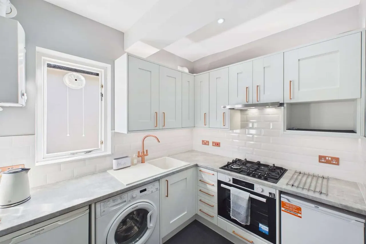 Colliers Wood, London, SW17 9DN, photo 5
