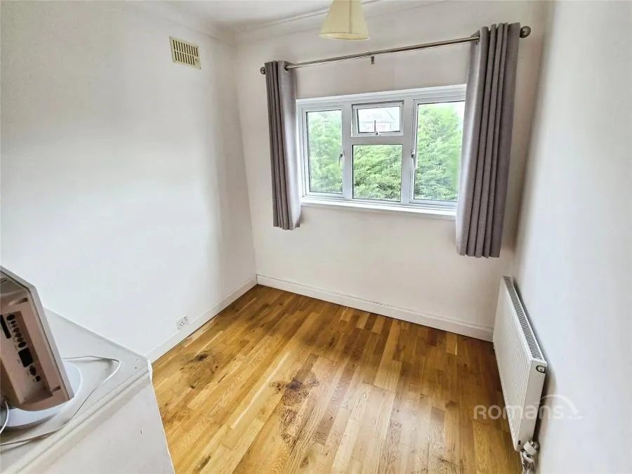 Larchwood Drive, Englefield Green, TW20, photo 3