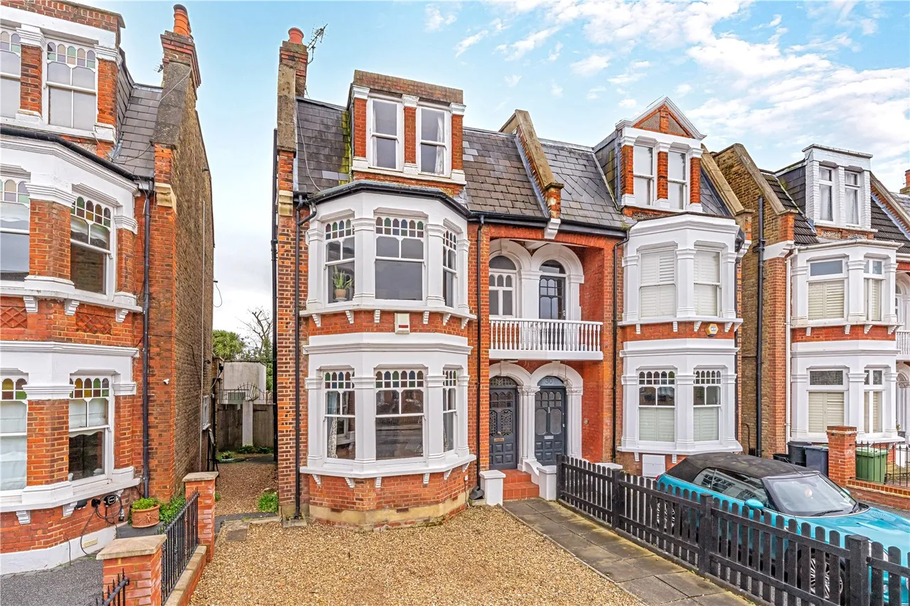 5 bed house for sale — Wellington Road, Hampton Hill, TW12 1JT