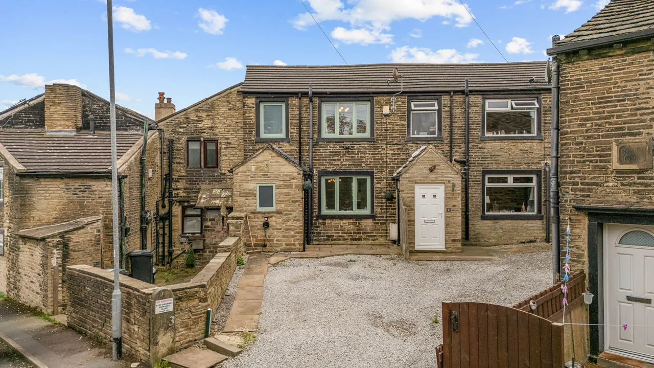 3 bed house for sale, Cross Lane, Shelf