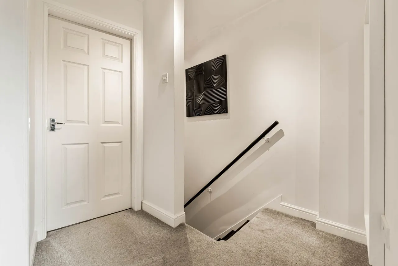 Cross Lane, Shelf, photo 6