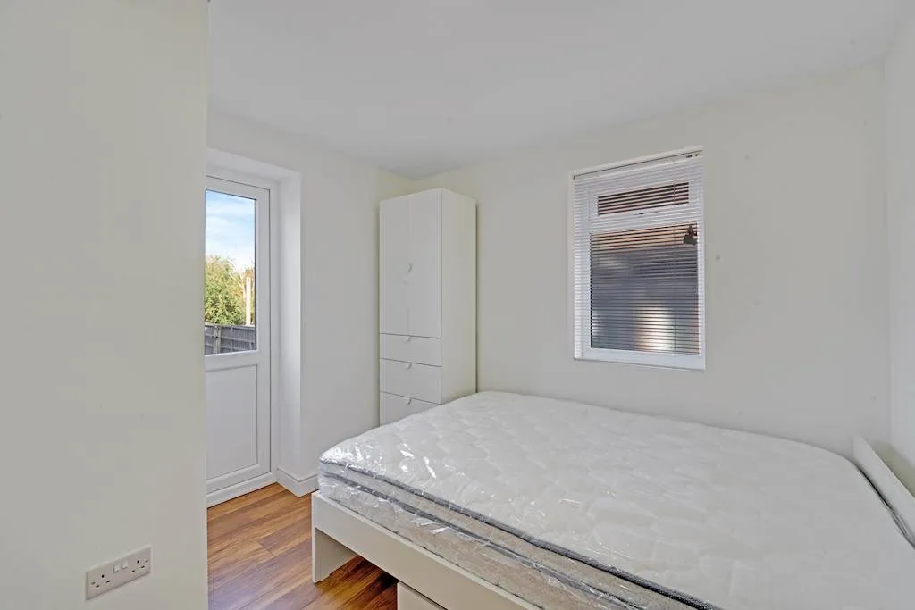 The Grove, Greenford, UB6, photo 3