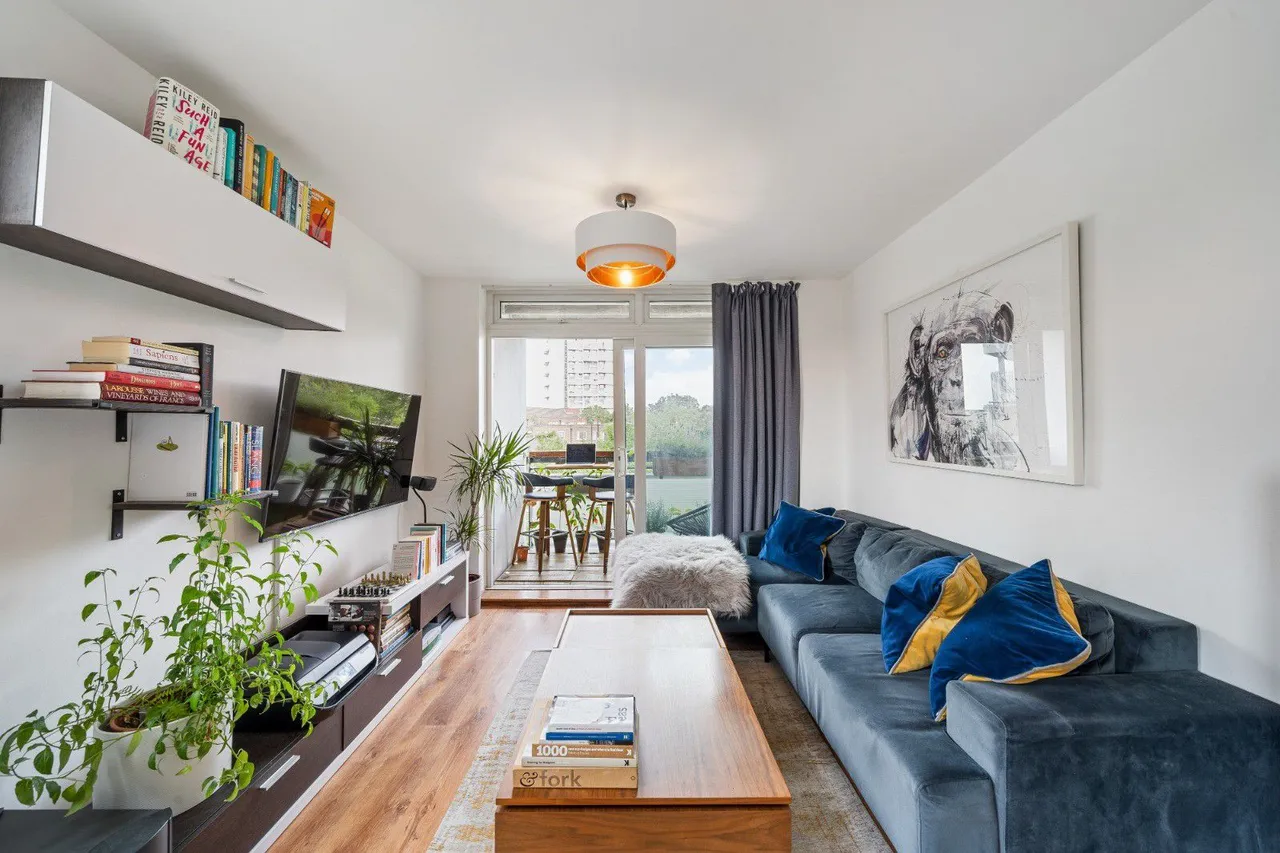 2 bed flat to rent — 11 Birrell House, Stockwell Road, London