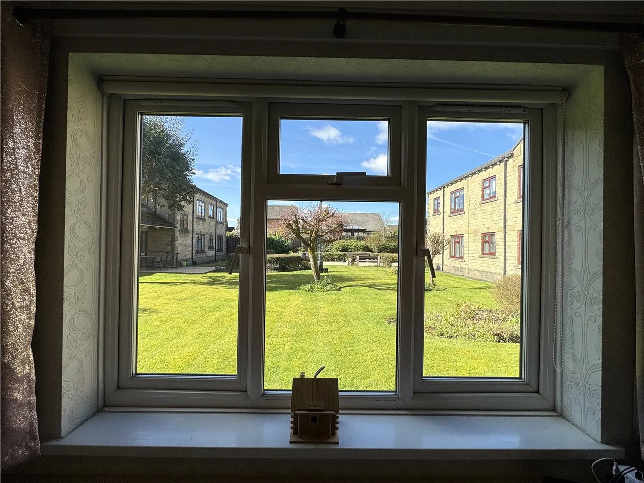 Lowry Court, Hyde, SK14, photo 2