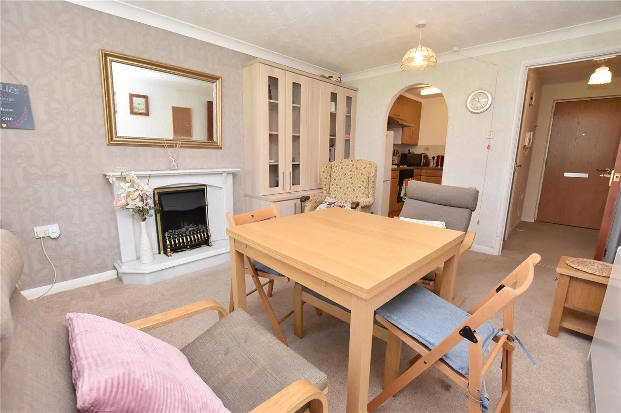 Lowry Court, Hyde, SK14, photo 4