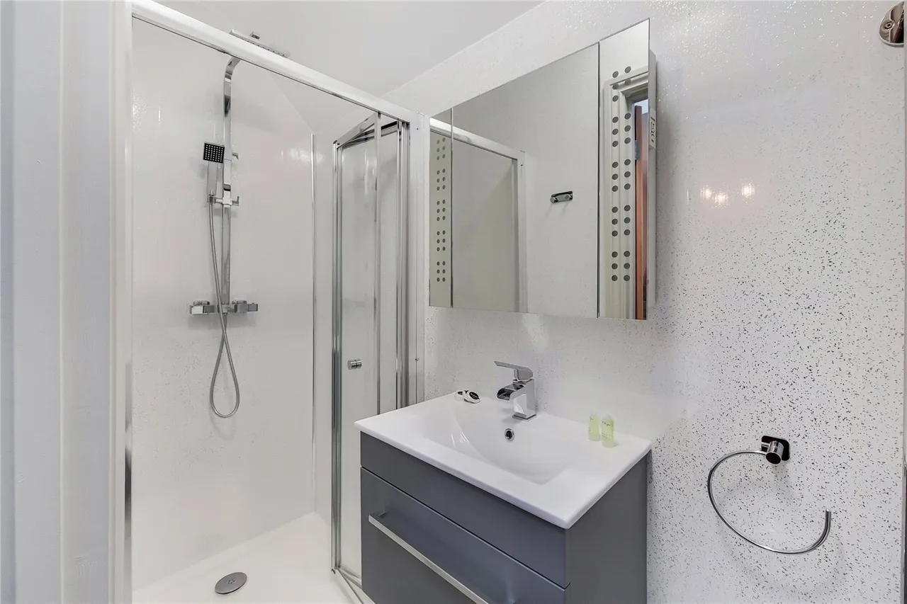 Upper Richmond Road, London, SW15, photo 7