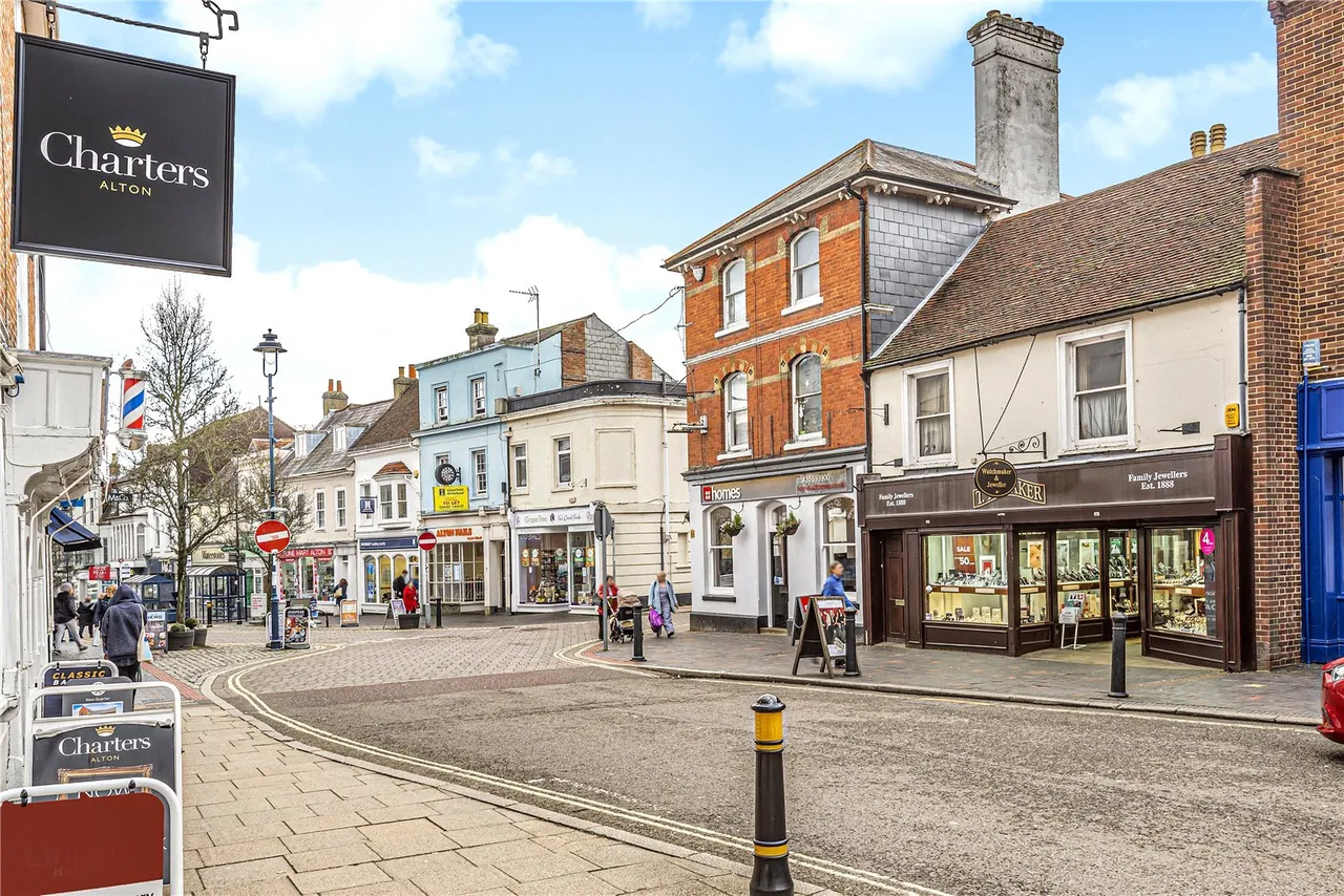 Cross & Pillory Lane, Alton, GU34, photo 4