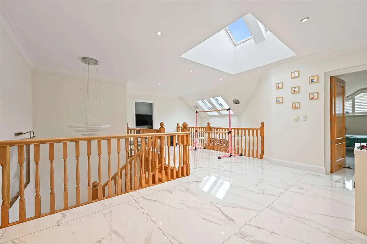Valley Road, Rickmansworth, Hertfordshire, WD3 4BJ, photo 10