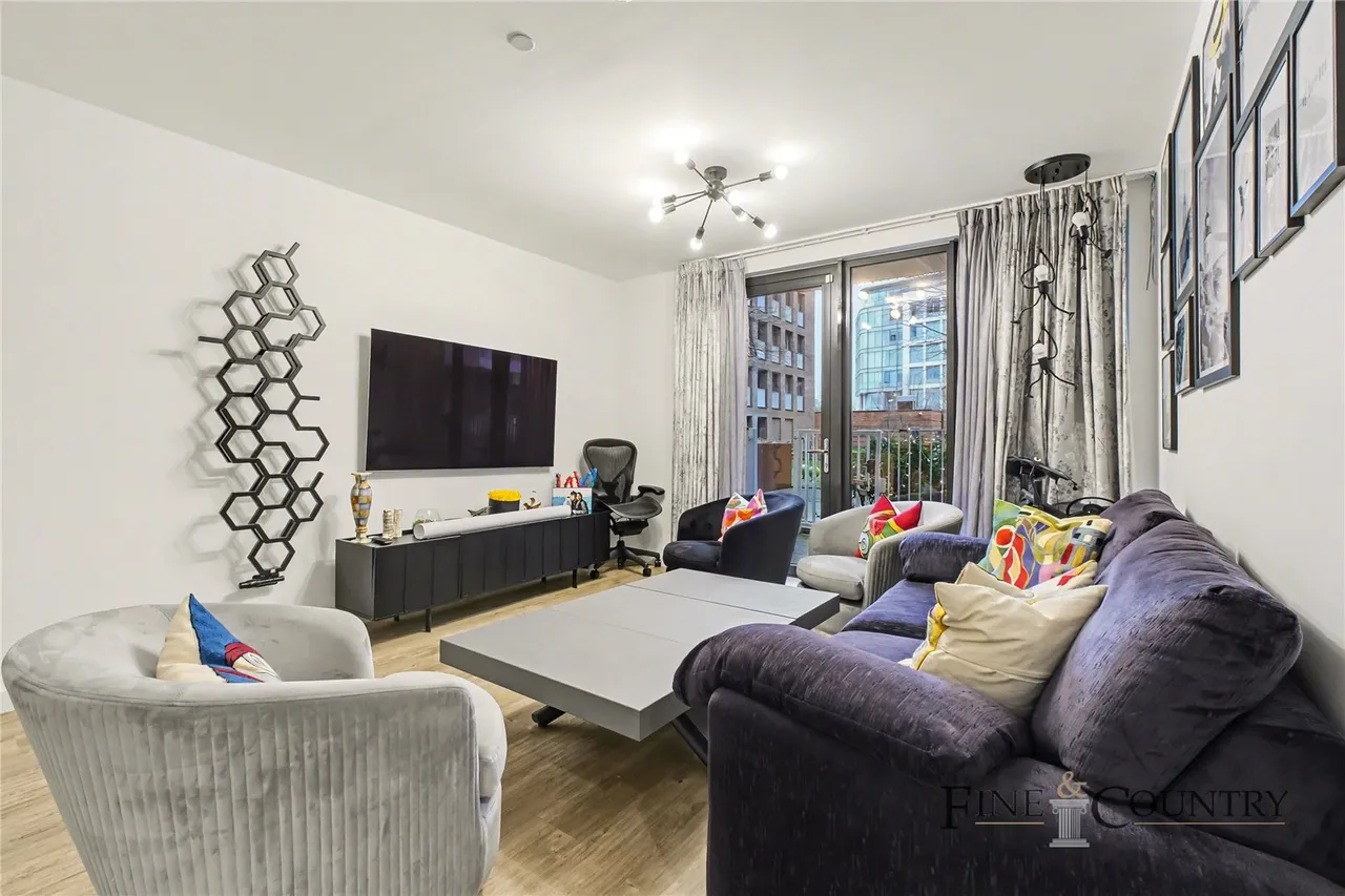 2 bed flat for sale, Lakeside Drive