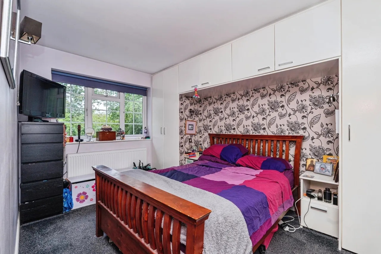 Riverside Avenue, Lightwater, GU18, photo 7