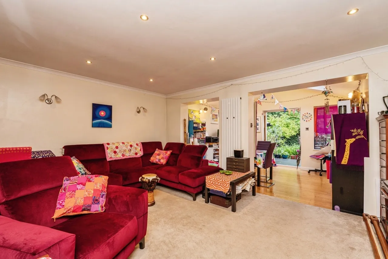 Riverside Avenue, Lightwater, GU18, photo 2