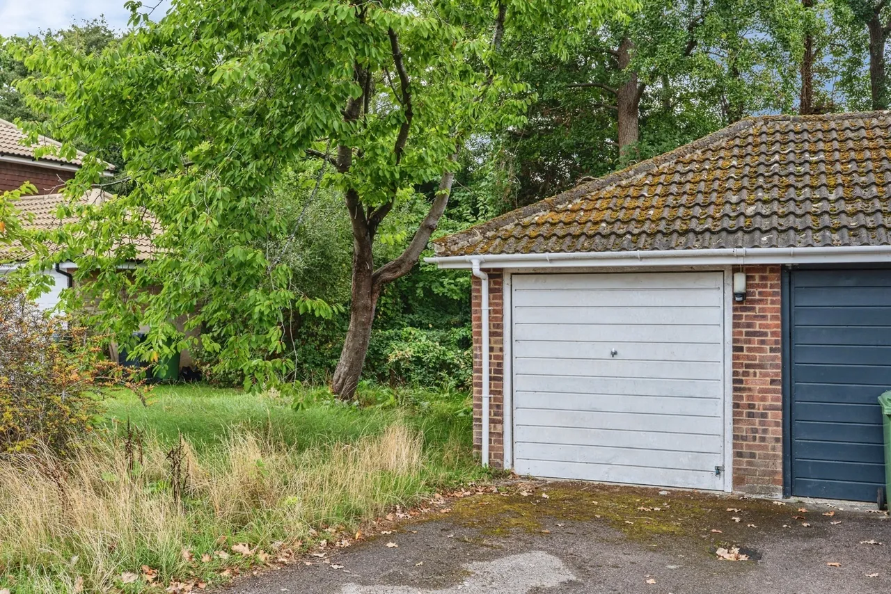 Riverside Avenue, Lightwater, GU18, photo 10