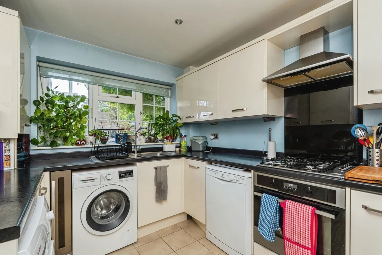 Riverside Avenue, Lightwater, GU18, photo 16