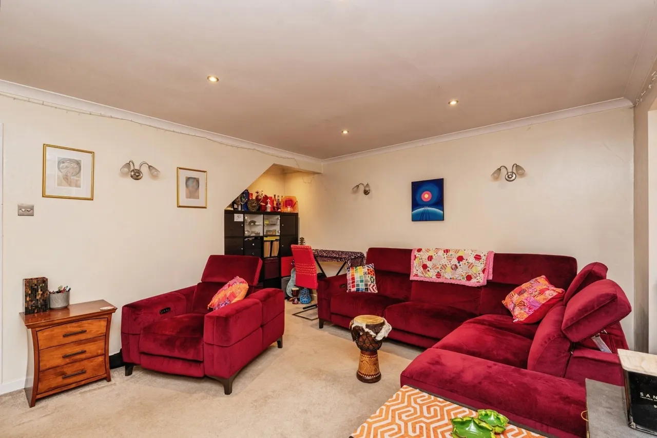 Riverside Avenue, Lightwater, GU18, photo 3