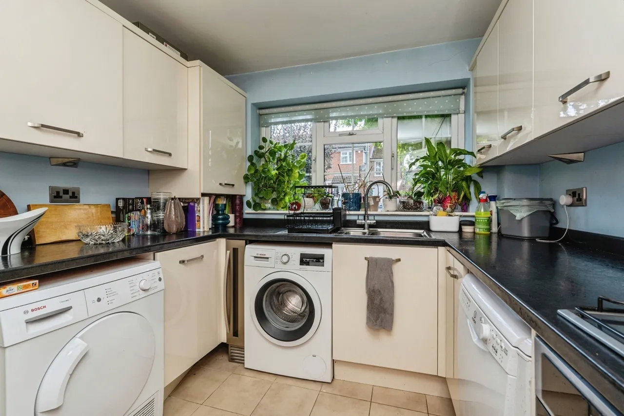 Riverside Avenue, Lightwater, GU18, photo 5