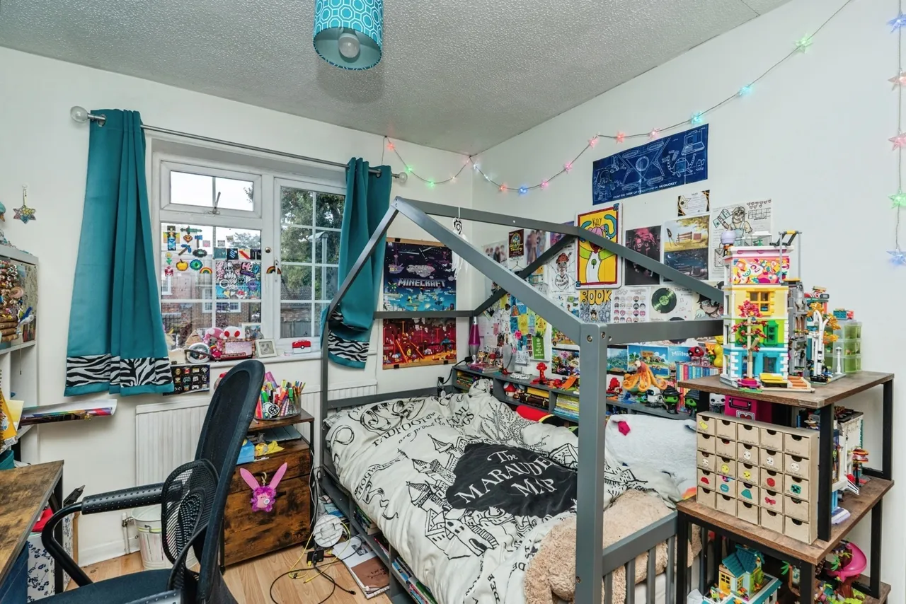Riverside Avenue, Lightwater, GU18, photo 9