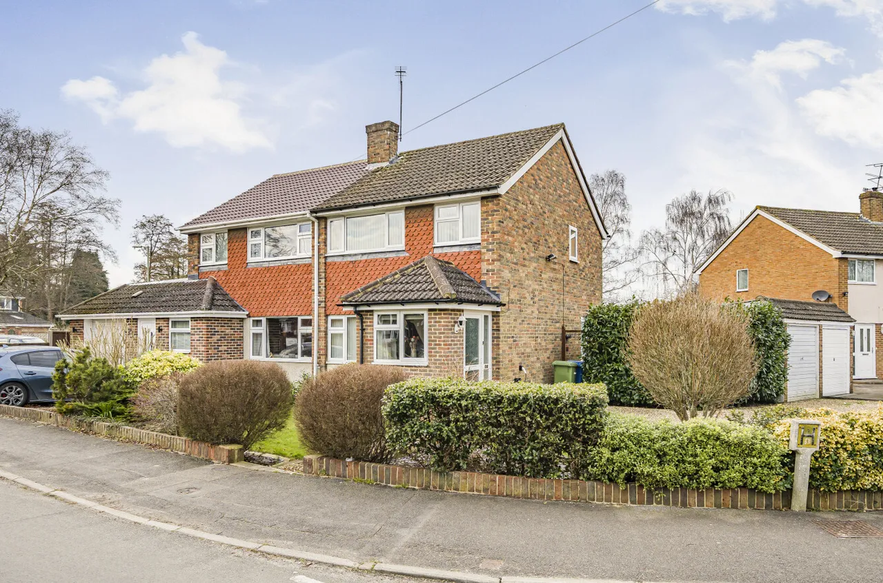 3 bed house for sale — Highfield Path, Farnborough, Hampshire, GU14 0HN