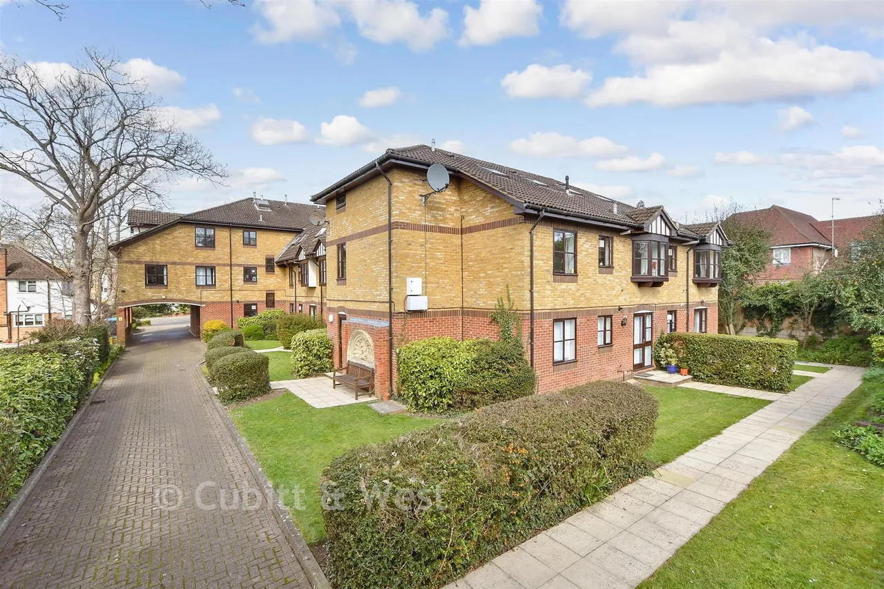 1 bed flat for sale, Epsom Road, Leatherhead, KT22
