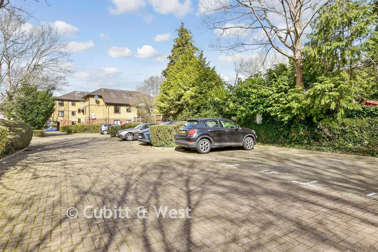 Epsom Road, Leatherhead, KT22, photo 7