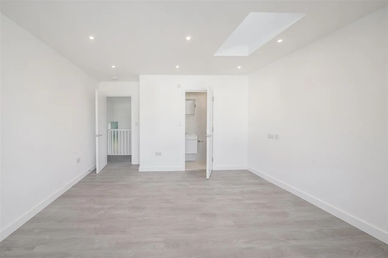 Hollycroft Avenue, Wembley, HA9, photo 3