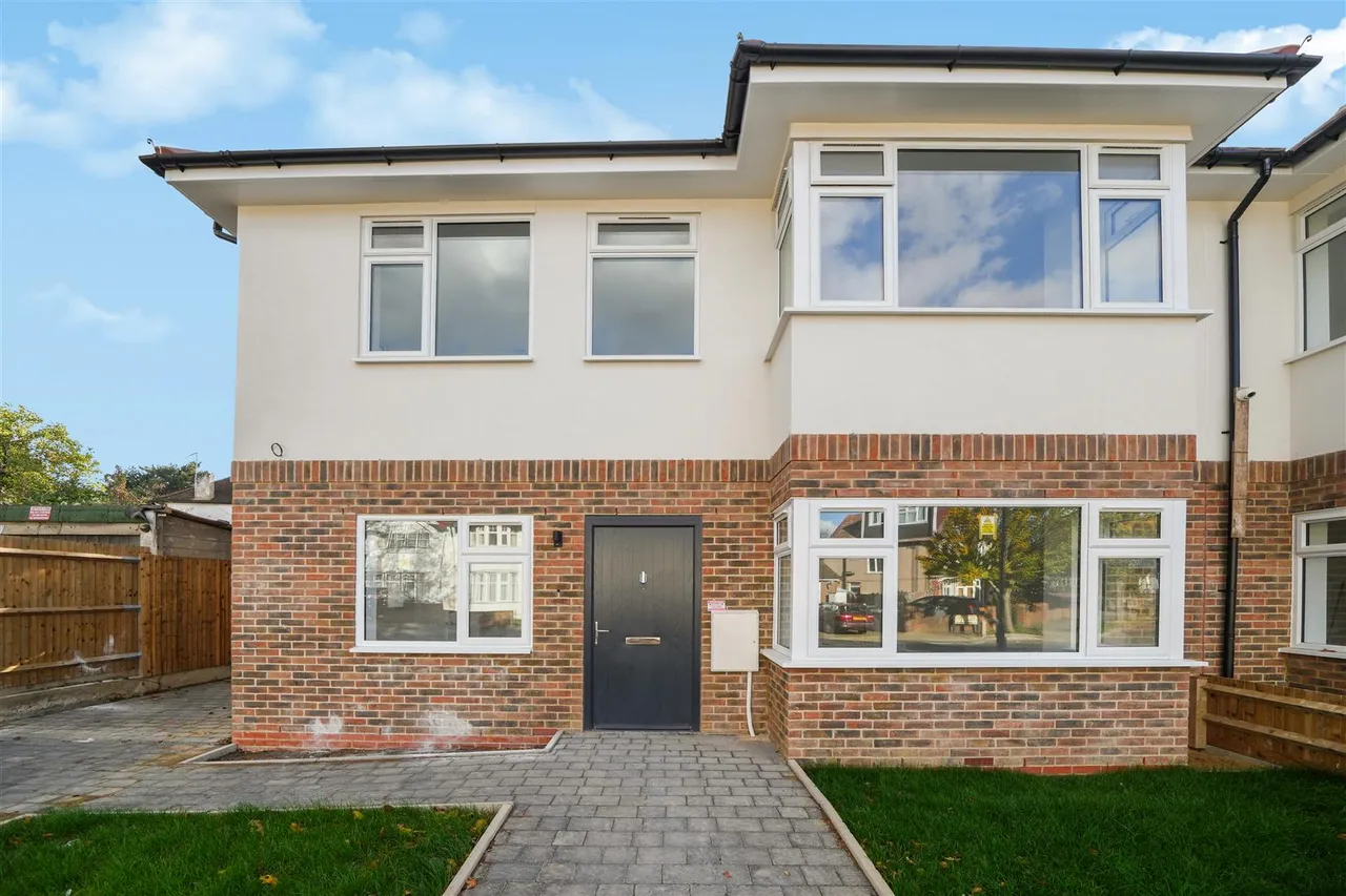 Hollycroft Avenue, Wembley, HA9, photo 4
