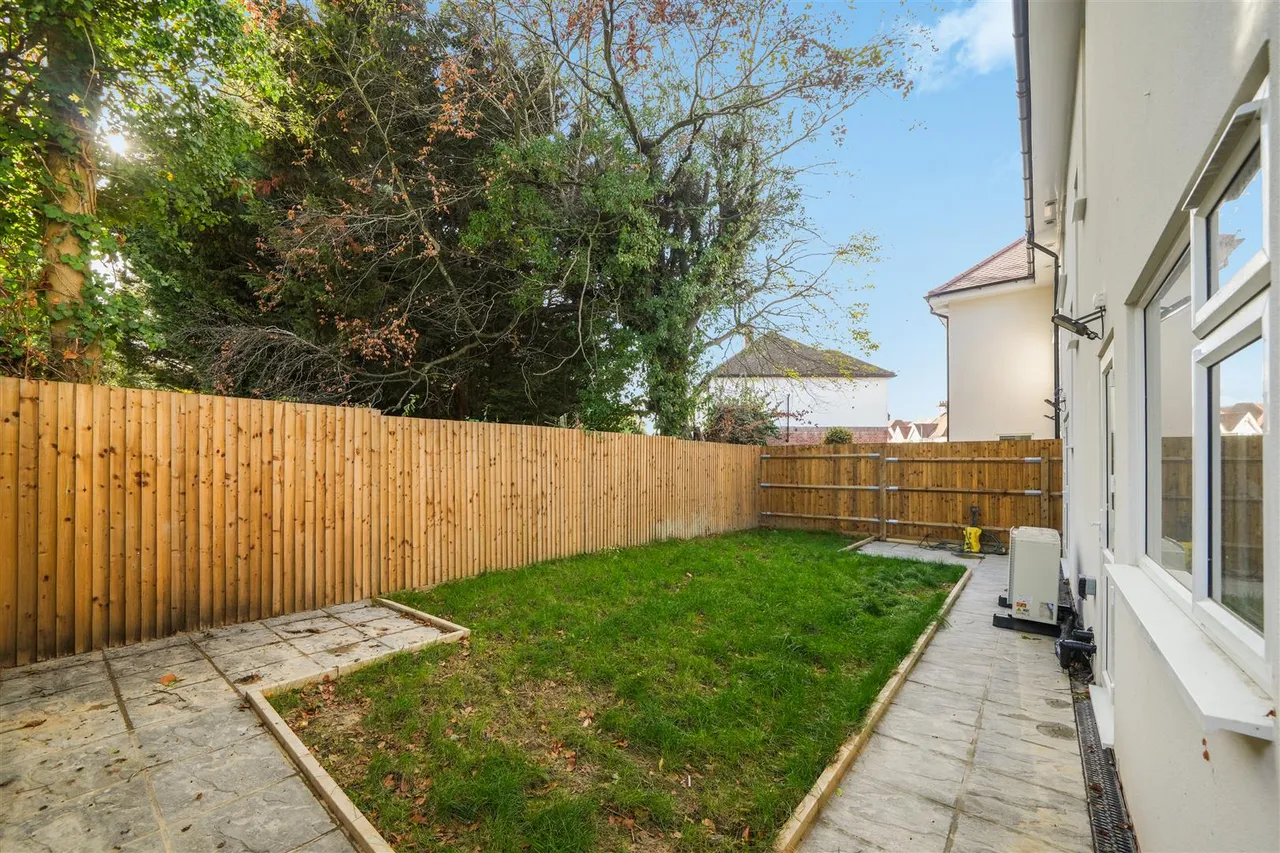 Hollycroft Avenue, Wembley, HA9, photo 8