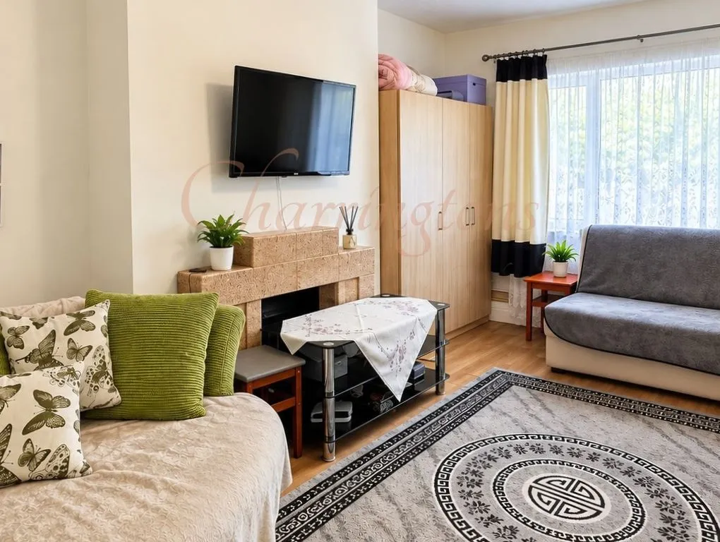 Spacious Four Bedroom Family Home in, photo 2