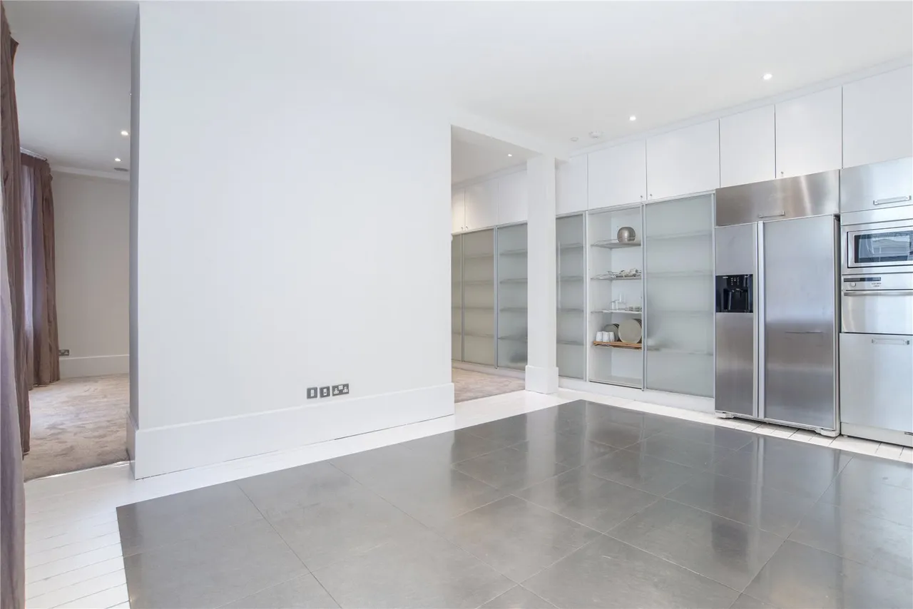 Bedford Avenue, London, WC1B, photo 7