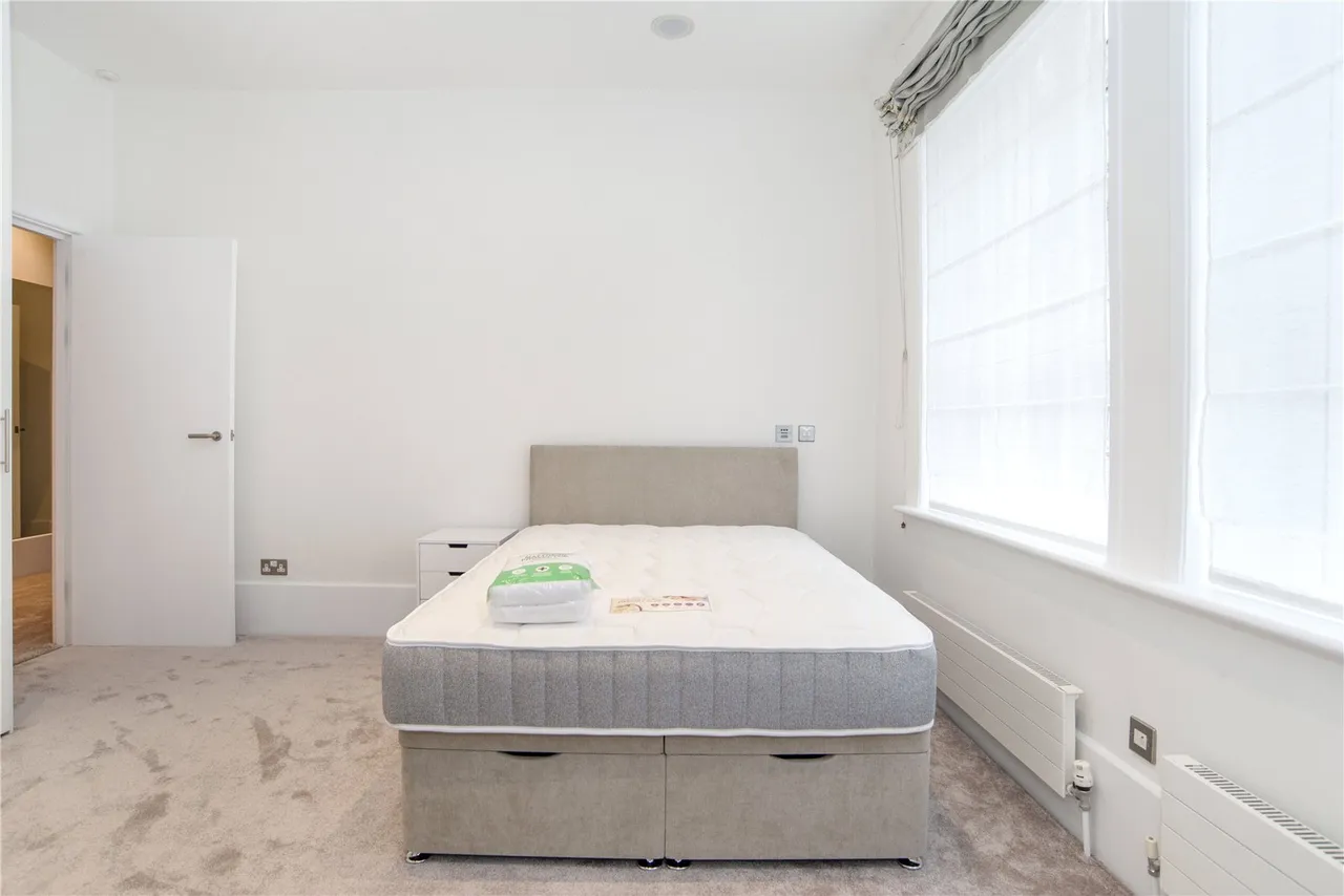 Bedford Avenue, London, WC1B, photo 12