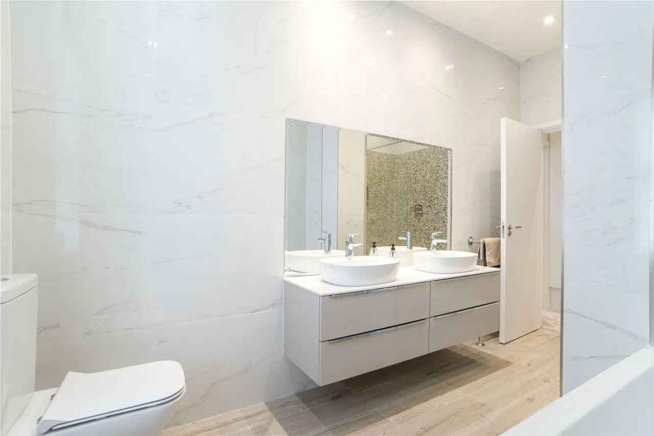 Bedford Avenue, London, WC1B, photo 14
