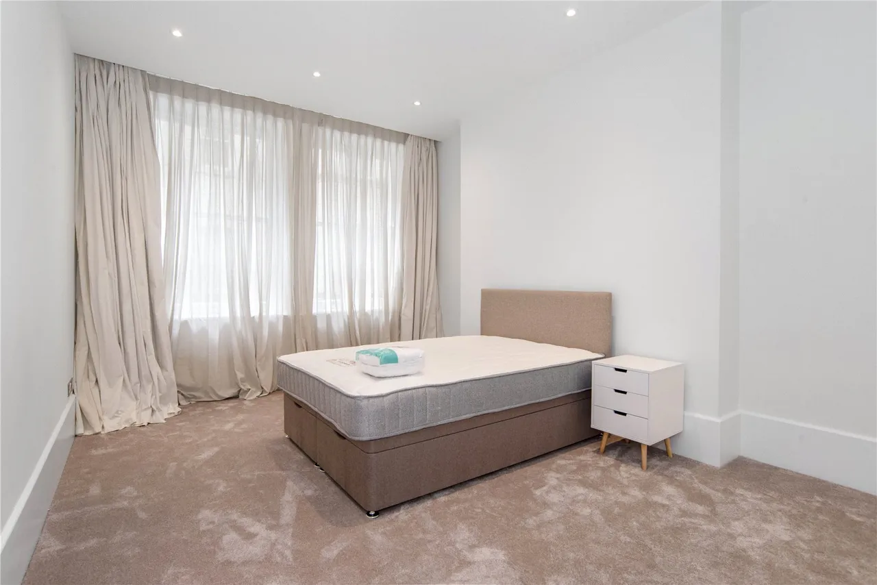 Bedford Avenue, London, WC1B, photo 3