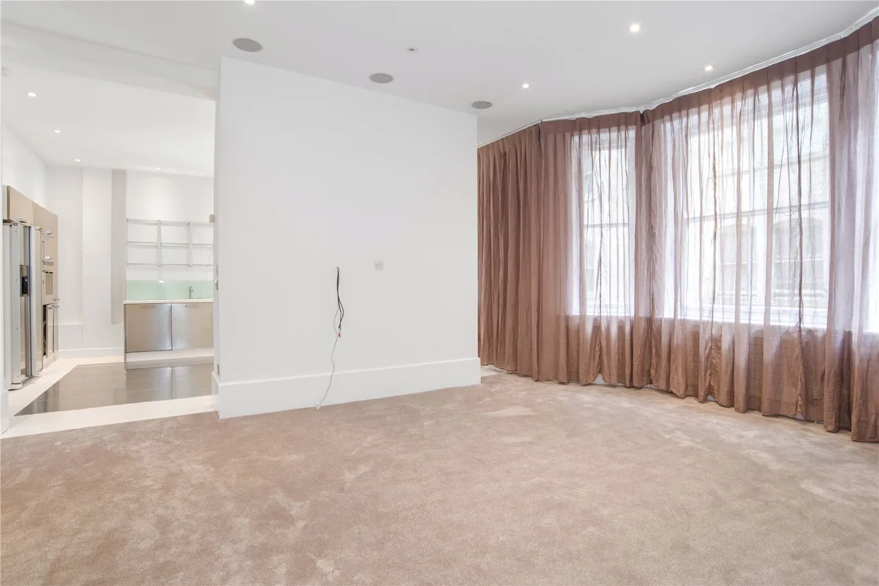 Bedford Avenue, London, WC1B, photo 2