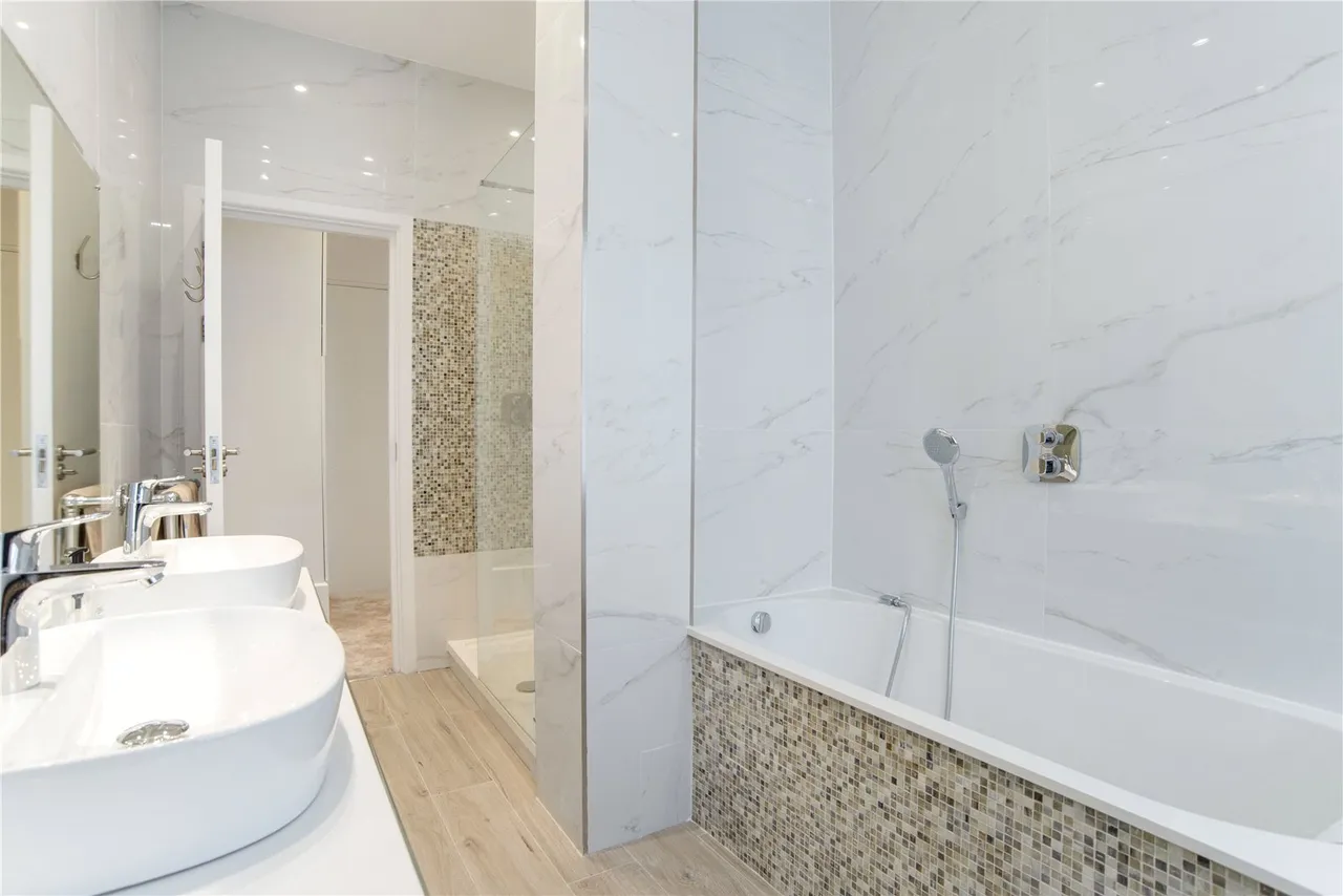 Bedford Avenue, London, WC1B, photo 15