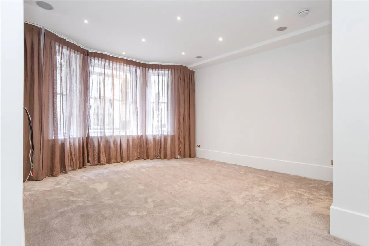 Bedford Avenue, London, WC1B, photo 13