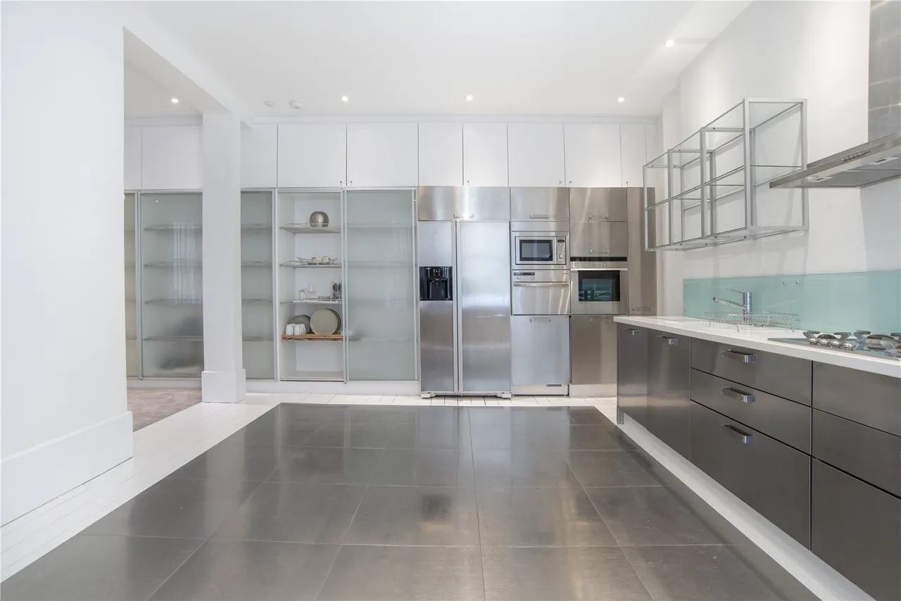 2 bed flat to rent, Bedford Avenue, London, WC1B