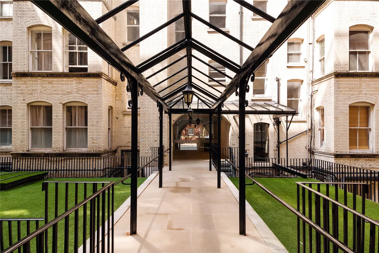 Bedford Avenue, London, WC1B, photo 18