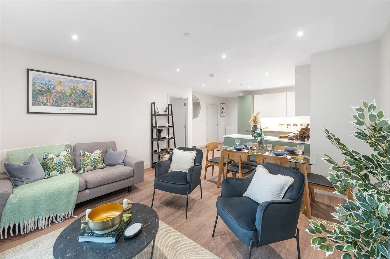 2 bed flat to rent — Randalls Way, Leatherhead, Surrey, KT22