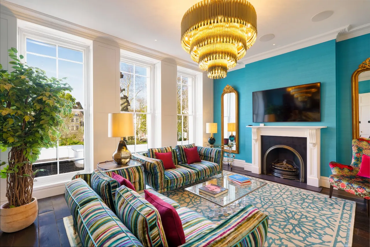 5 bed house for sale — Chalcot Square, Primrose Hill, London, NW1 8YB