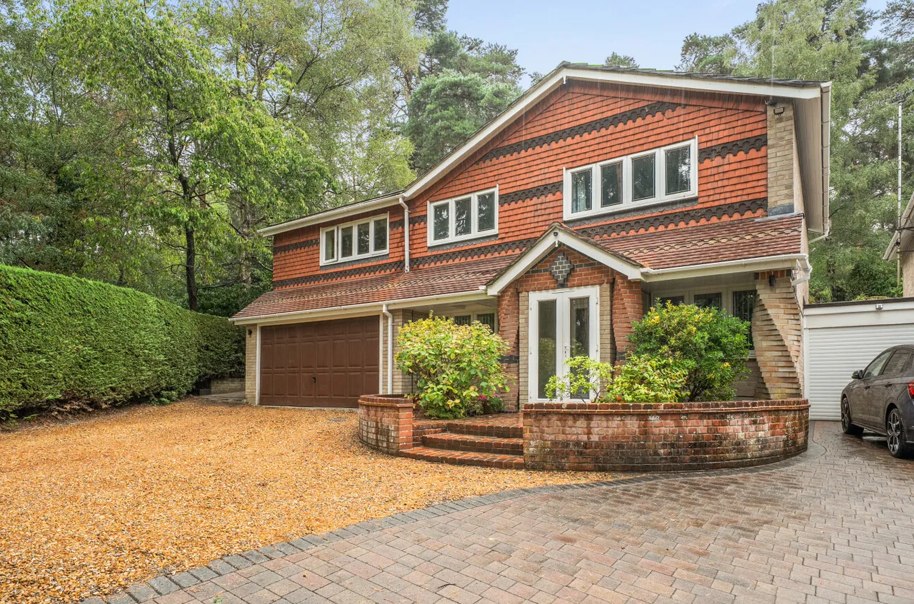 4 bed house for sale — Carlton Close, Camberley, Surrey, GU15 1DS