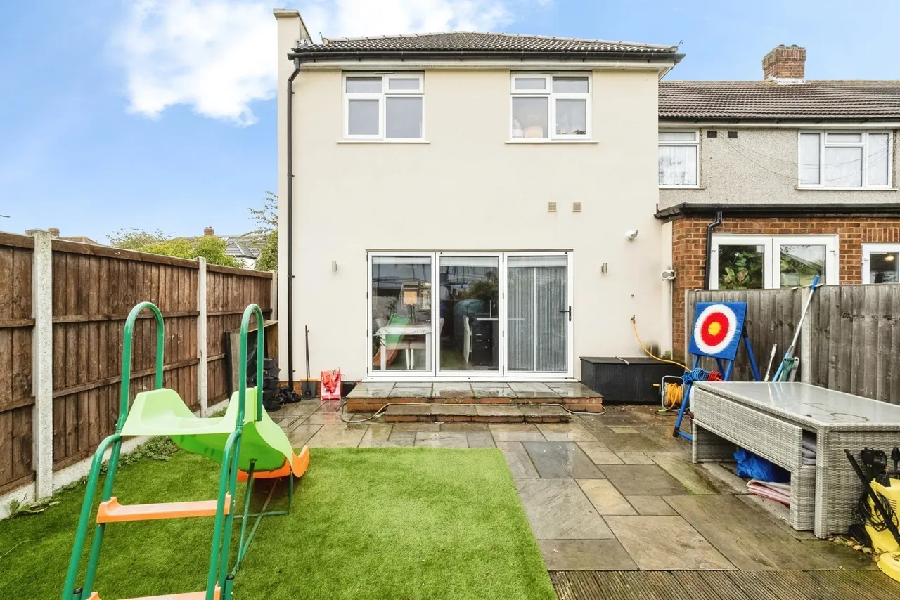 Laburnum Walk, Hornchurch, RM12, photo 7