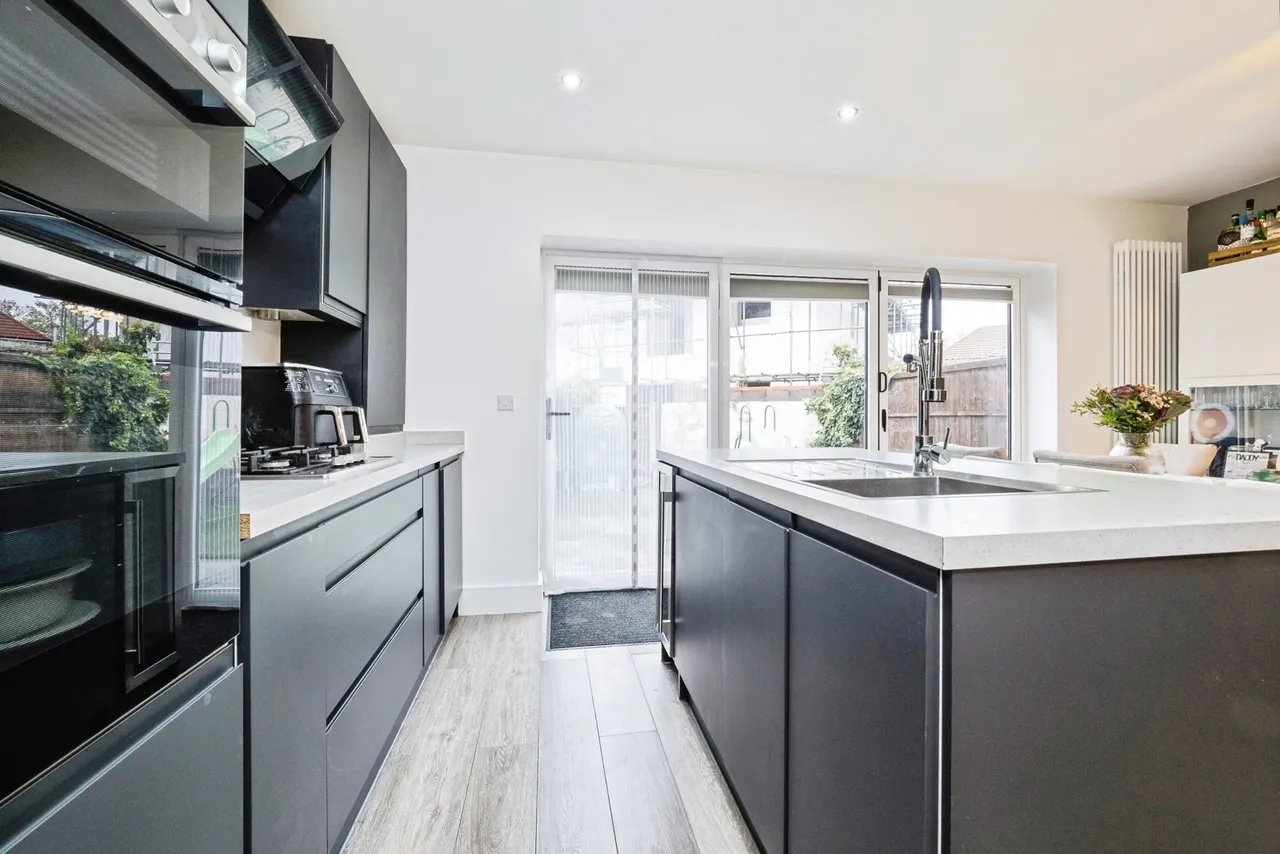 Laburnum Walk, Hornchurch, RM12, photo 5