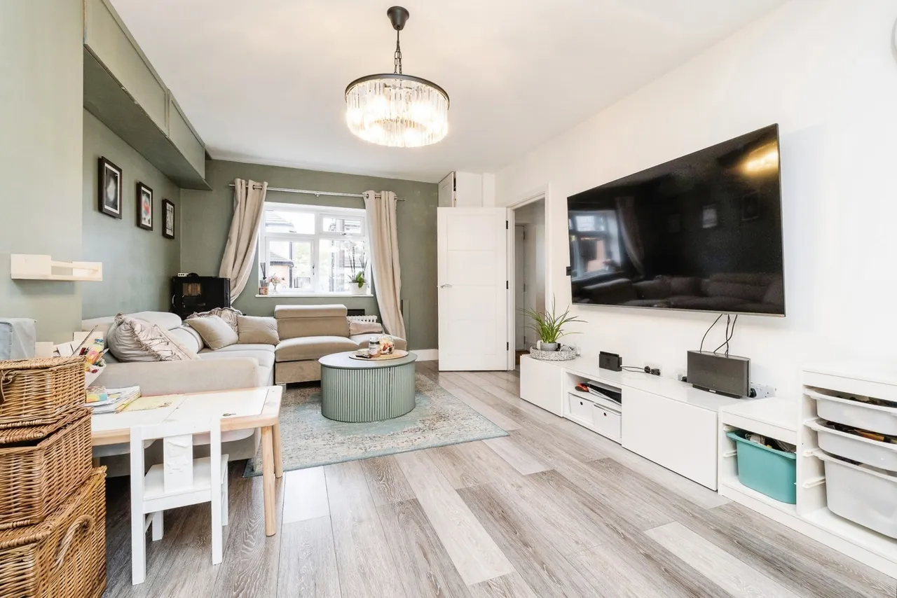 Laburnum Walk, Hornchurch, RM12, photo 3