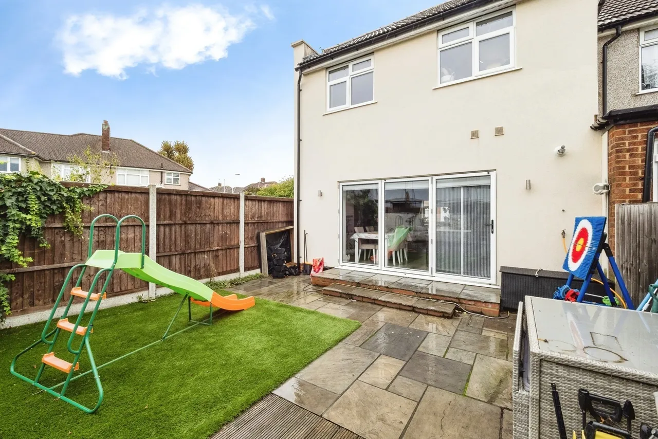 Laburnum Walk, Hornchurch, RM12, photo 27