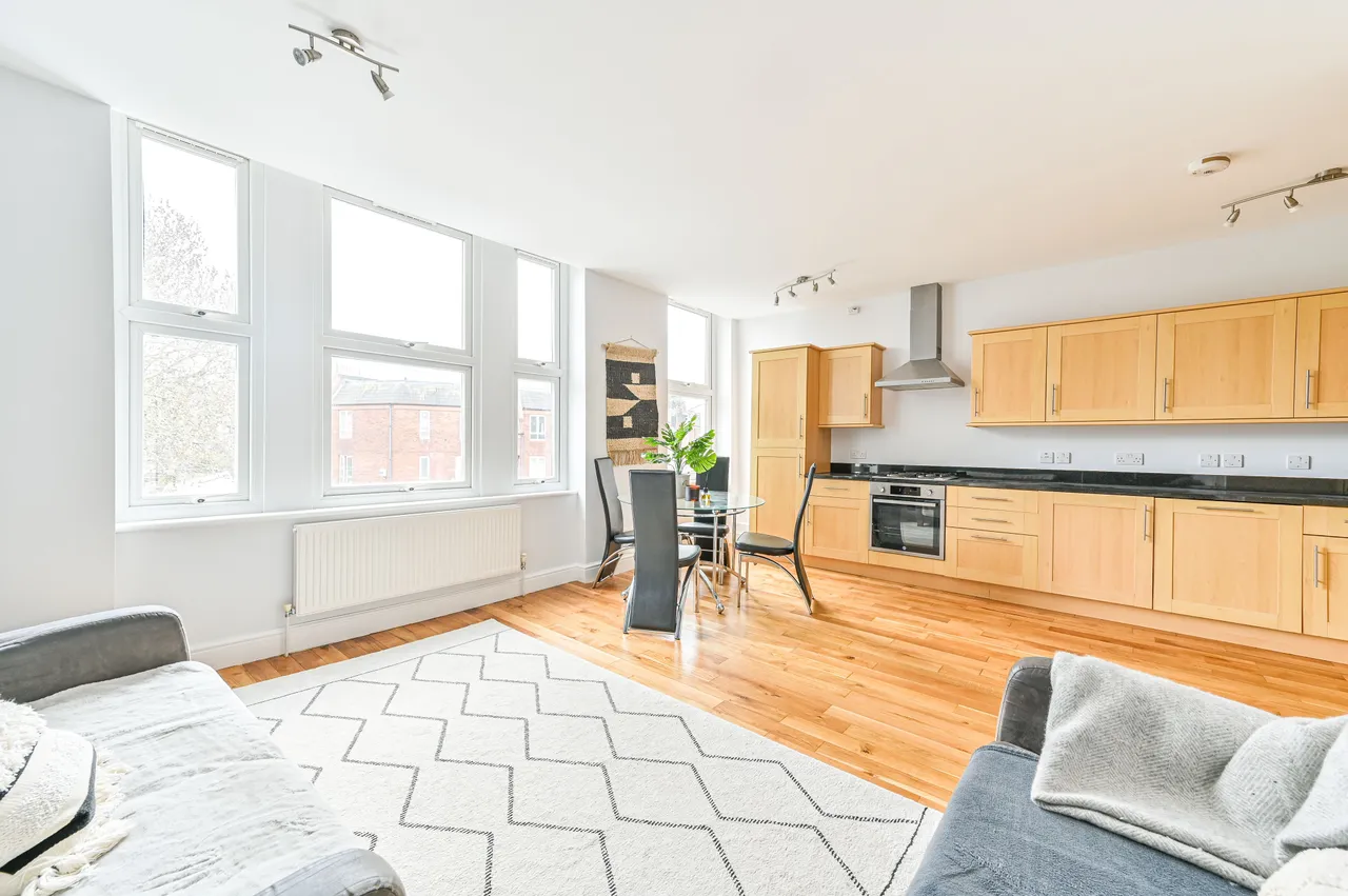 2 bed flat to rent — 4c Haselrigge Road, London