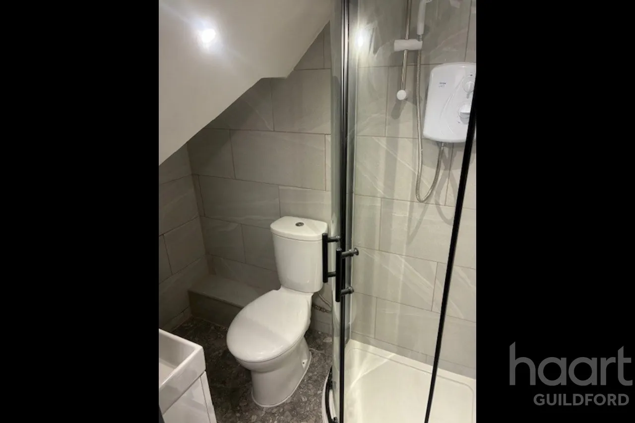 1 bed flat to rent, Raymond Crescent, GU2